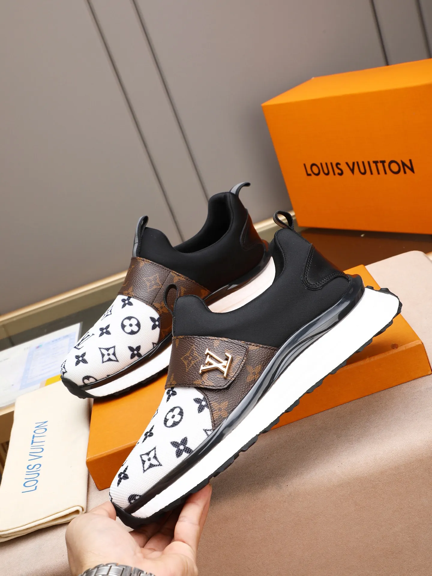 🪐🪐🪐Men's Shoes💰460💰[LV] A top fashion brand, a men's shoe that can handle various styles. The upper is made of a variety of materials, and the lining is imported mesh, which is sweat-absorbent and comfortable. The popcorn outsole design is the top priority - light and comfortable. Extremely testing process requirements: two colors available: 38-44 (customized at 45)